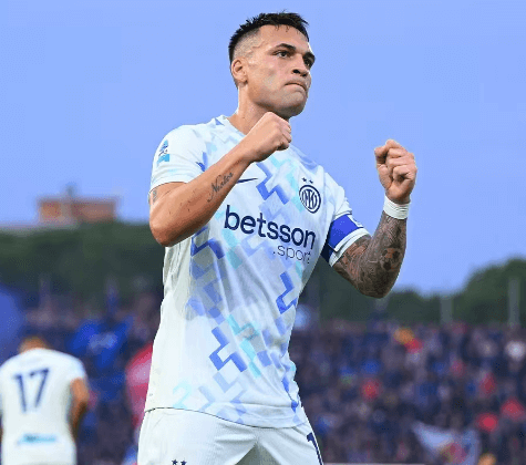 Dva góly Lautara Martineze vytvořily rekord a vrátily Inter Milán do boje o titul