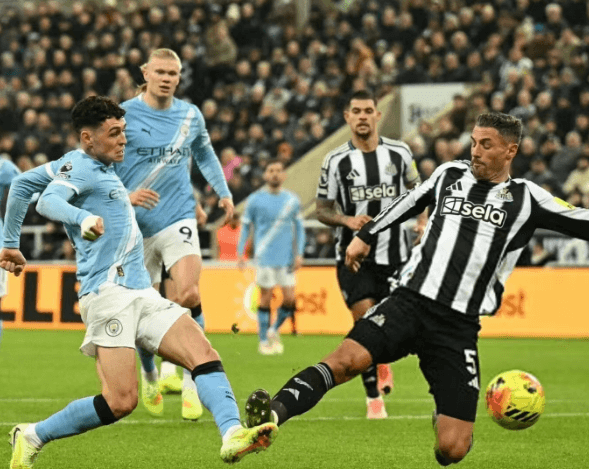 Kontroverzní rozhodnutí rozhodčího ukončilo čtyřzápasovou vítěznou sérii Manchesteru City