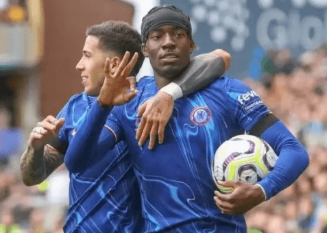 Arsenal podepsal dalšího hráče Chelsea a jeho náborová strategie je kontroverzní