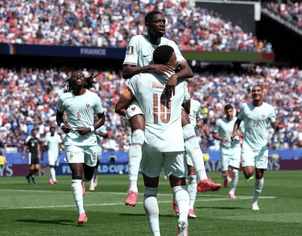 Haaland sleduje z lavičky, Mbappe přidává dvě asistence, Dembélé hattrick