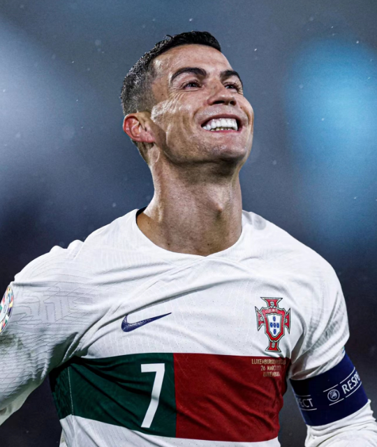 Cristiano Ronaldo se stává prvním hráčem v historii fotbalu, který absolvoval 200 zápasů za národní tým Cristiano Ronaldo se stává prvním hráčem v historii fotbalu, který absolvoval 200 zápasů za národní tým