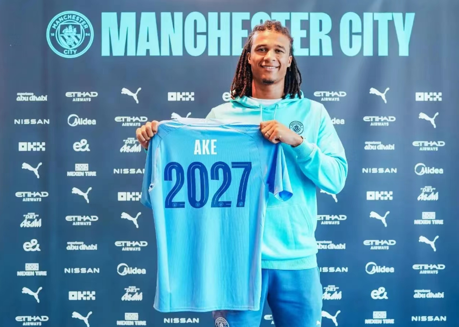 Manchester City prodloužil Akeovu smlouvu do roku 2027 Manchester City prodloužil Akeovu smlouvu do roku 2027