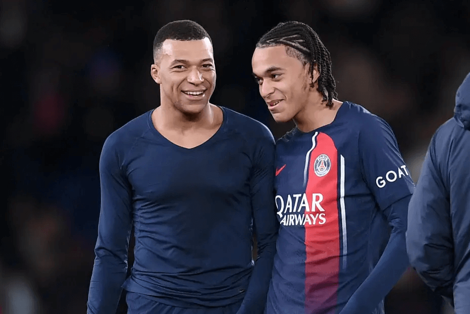 Mbappe skóroval dvakrát, aby byl svědkem debutu svého mladšího bratra v kariéře Mbappe skóroval dvakrát, aby byl svědkem debutu svého mladšího bratra v kariéře